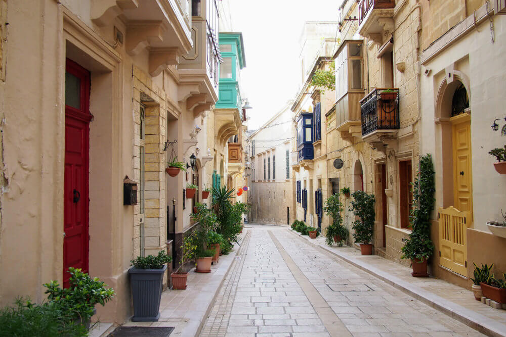 A crowd-free street in Birgu (Città Vittoriosa)