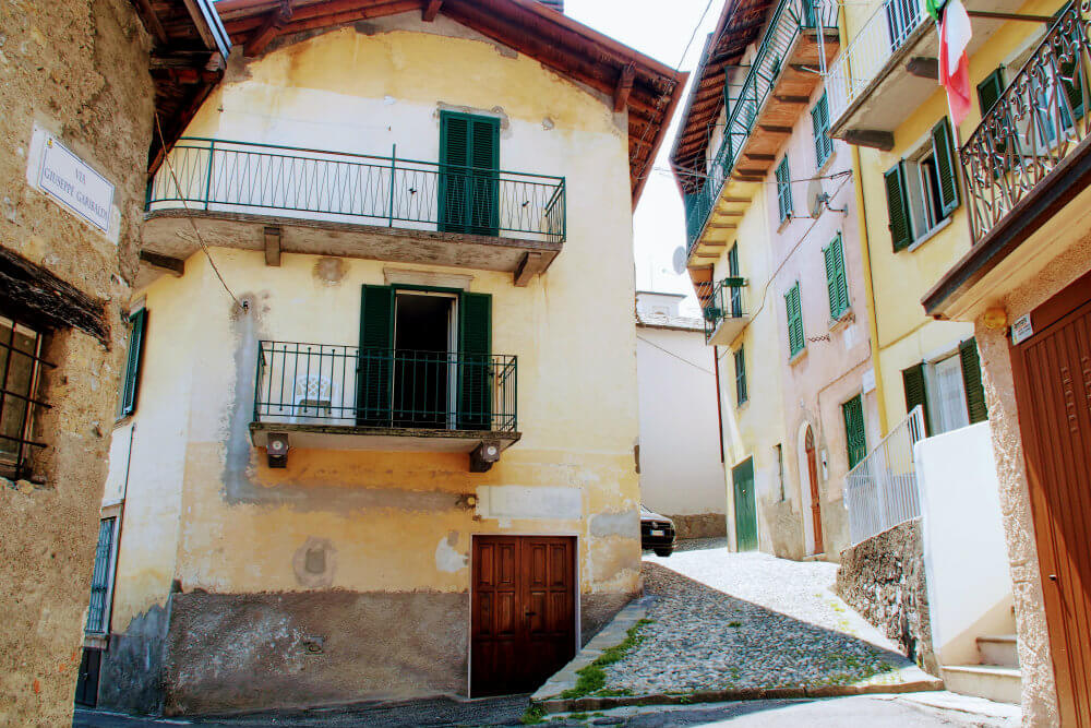 The rustic centre of Pigra is deserted. Follow the signposted guided walk to explore