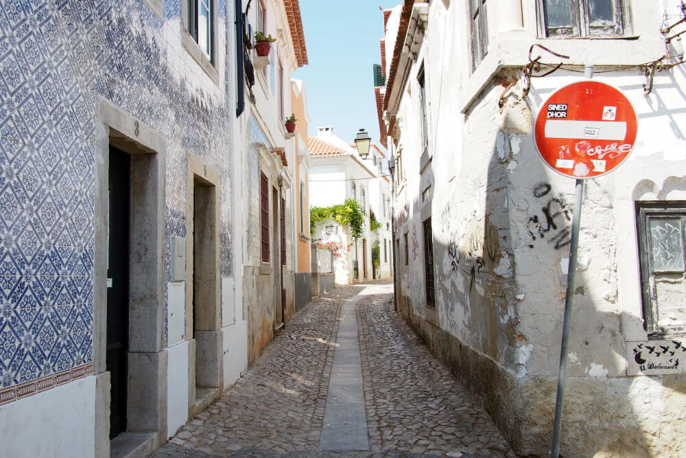 Fine tiles meet unkempt grit - An Instagrammable moment in Cascais, Portugal